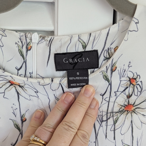 Gracia Floral Print Blouse - White with Daisies Small - Picture 5 of 7